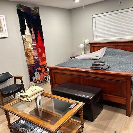 A Luxury Master Bedroom In A Condo Los Angeles Exterior foto