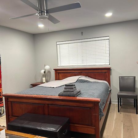 A Luxury Master Bedroom In A Condo Los Angeles Exterior foto